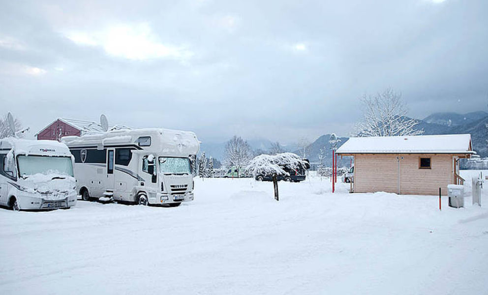 Wohnmobilstellplatz im Winter Bernau am Chiemsee